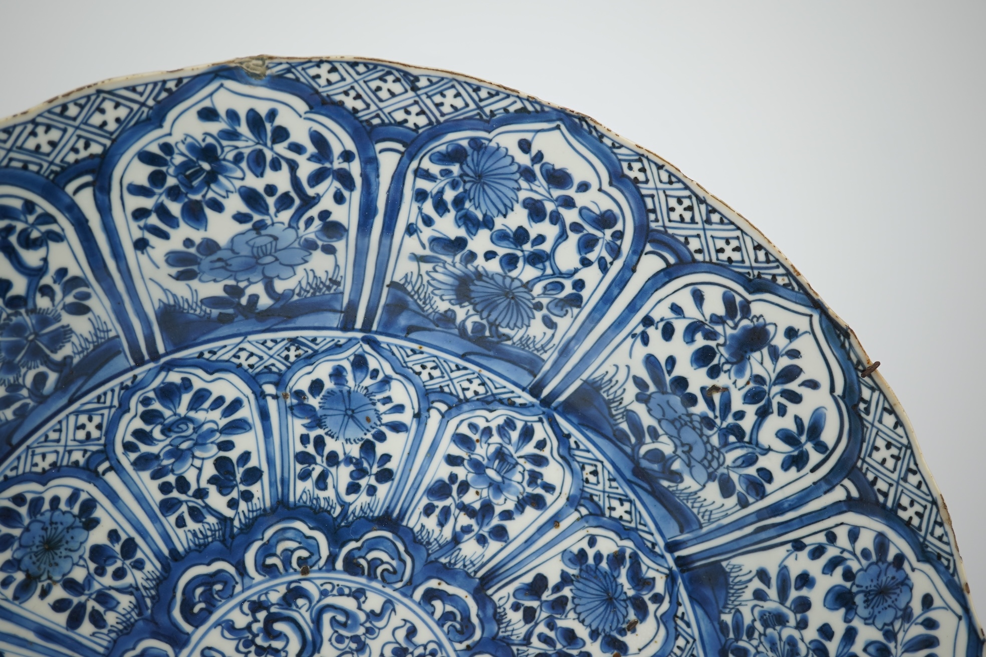 A Chinese blue and white charger, Kangxi period (1662-1722)